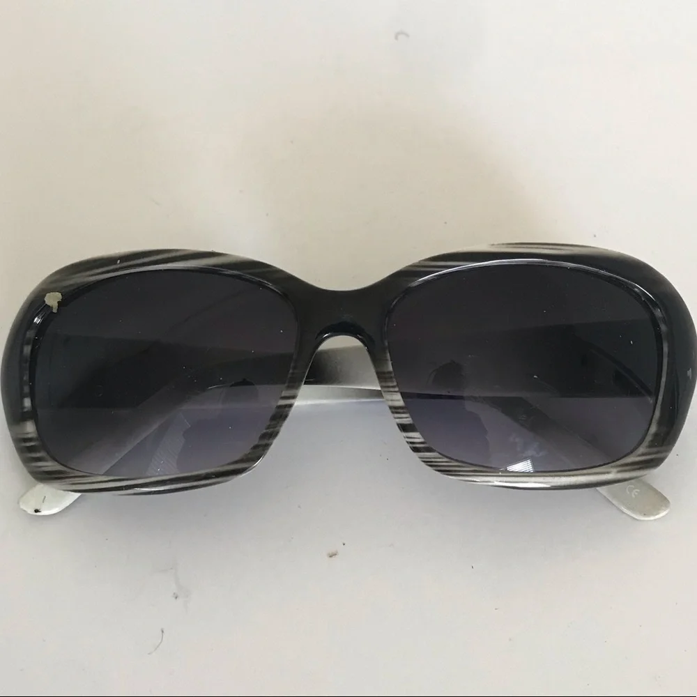 Liz Claiborne Black and White Striped Sunglasses 🔴